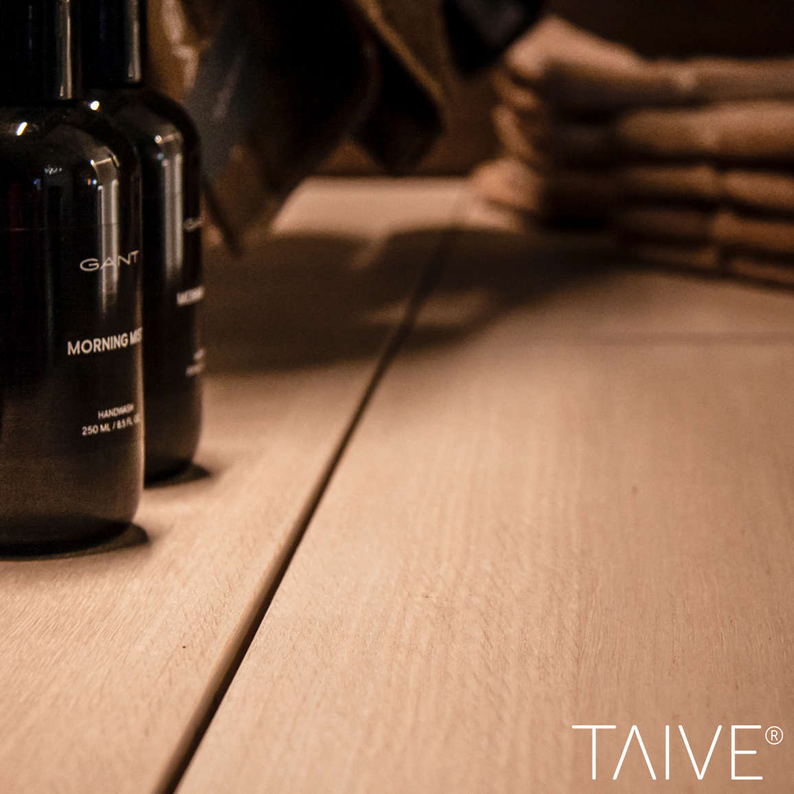 Taive-pukuhuoneen penkki lähikuvassa.