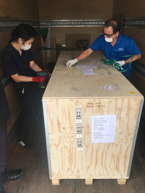 Metoksen asentajat avaamassa Cariitilta saapunutta lähetystä Tokion Metsä-paviljongissa.